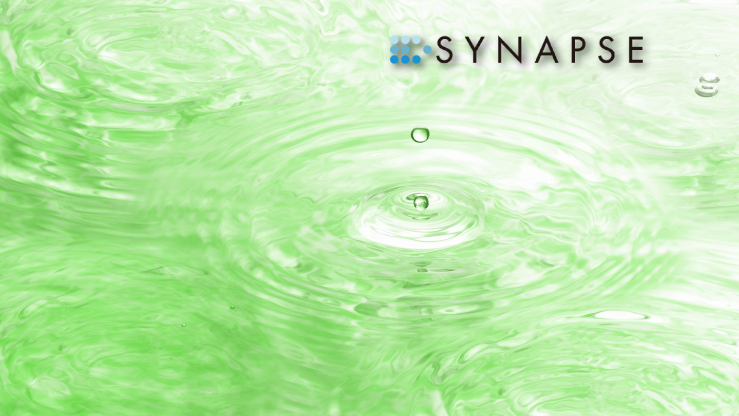 SYNAPSEのイメージ画像 エメラルドグリーンの水面に水紋 右上にSYNAPSEのロゴデザイン